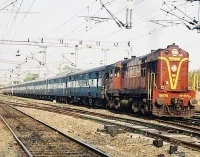 தர்மபுரி அருகே ரயில் மீது பெட்ரோல் குண்டு வீச்சு: மர்ம நபர்கள் வெறிச்செயல்!