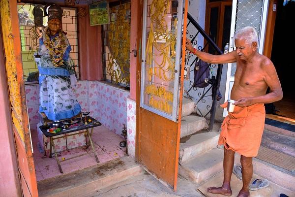 ஆஹா இதுவல்லவா காதல்.. மனைவிக்குச் சிலை வைத்து வழிபடும் புதுக்கோட்டை `ஷாஜகான்’#MyVikatan