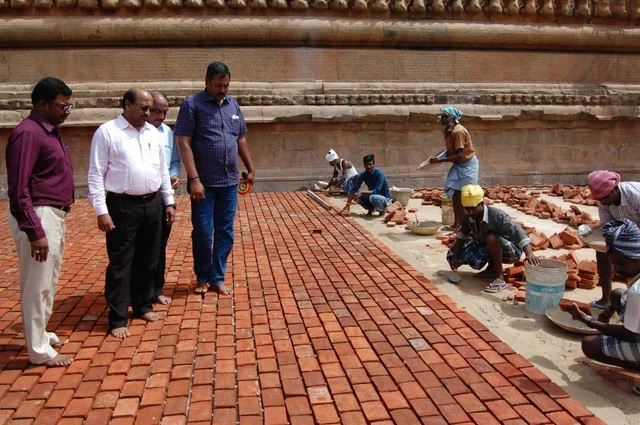 தஞ்சை பெரிய கோயிலில் பாரம்பர்ய தொழில்நுட்பமுறையில் தரைதளம்!