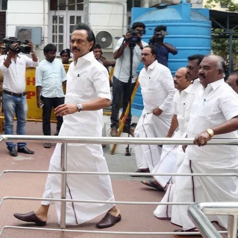 `20 ரூபாய் தினகரன் என்றுதான் அழைக்கிறார்கள்' - டி.டி.வியை சாடிய ஸ்டாலின்!