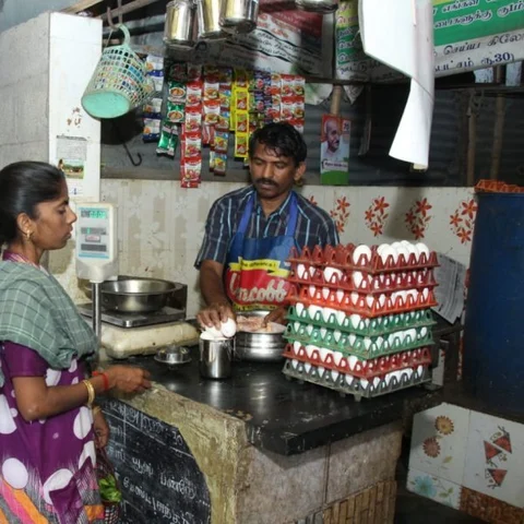 ``பாத்திரம் கொண்டுவந்தா 4 முட்டை இலவசம்" - பாலித்தீன் பைகளைக் குறைக்க 15 ஆண்டு முயற்சி