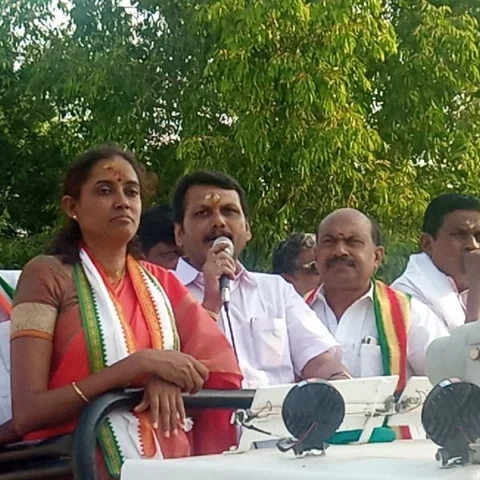`தம்பிதுரைக்கு கிருஷ்ணகிரி; ஜோதிமணி நம்ம ஊரு பொண்ணு!'- மக்களிடம் வாக்குகேட்ட செந்தில் பாலாஜி