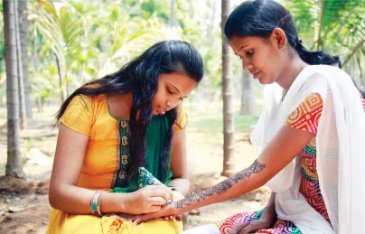 கைவண்ணத்தைக் காசாக்கும் கல்லூரி மாணவிகள்!