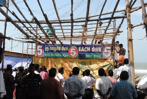 கடல் அழகை மறைத்த கடைகளின் மேற்கூறைகள் அகற்றம்