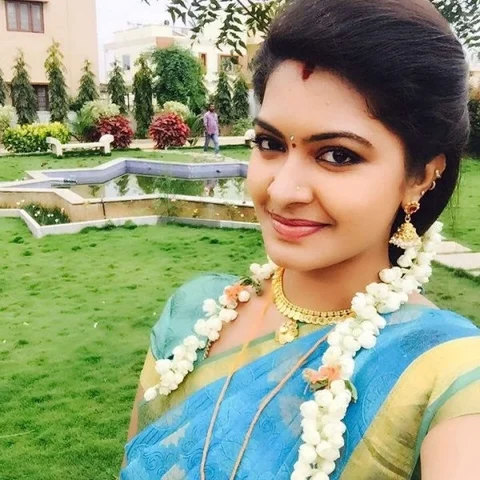 "ஓவியா என் டார்லிங்... ஜூலி இன்னும் கத்துக்கணும்!" 'சரவணன் மீனாட்சி' ரக்ஷிதா