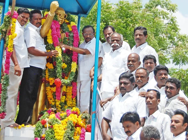 சிலைக்கு மாலை போடுவதிலும் கோஷ்டி பூசலை வெளிப்படுத்தும் தி.மு.க.!
