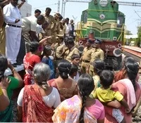 ரயிலை மறித்த ரயில்வே ஊழியர்களின் குடும்ப பெண்கள்