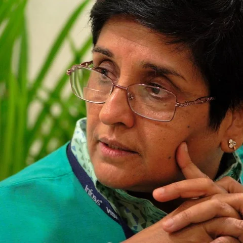 `கிரண் பேடியைத் திரும்பப் பெறுங்கள்!' - நாராயணசாமிக்கு குரல்கொடுக்கும் அரசியல் தலைவர்கள்