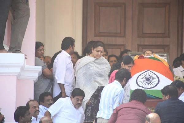 ஜெயலலிதாவிற்கு திரை பிரபலங்களின் இரங்கல்... முழுமையான தொகுப்பு!