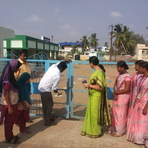 புதுக்கோட்டையில் பள்ளிக்கு வெளியே காத்திருந்த மாணவர்கள்! - பூட்டை உடைத்த கல்வி அலுவலர்