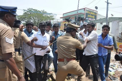 மாணவர்கள் போராட்டம். போலீஸ் அத்துமீறல்!!