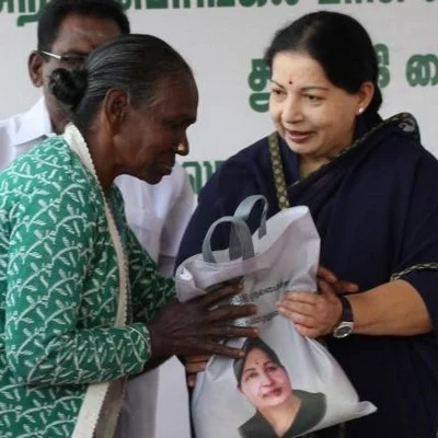கரும்பு, ரூ.100 ரொக்கத்துடன் பொங்கல் பரிசு: ஜெயலலிதா அறிவிப்பு