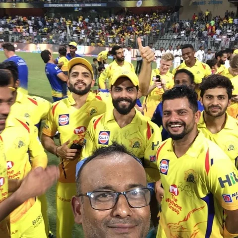 ரஸல்... அப்போ ட்ராவல் அசிஸ்டென்ட்... இப்போ சென்னை சூப்பர் கிங்ஸ் மேனேஜர்!