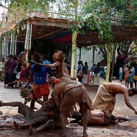 துடைப்பத்தால் அடித்தால் உறவு மேம்படும் - ஆண்டிபட்டியில் நடந்த விநோத திருவிழா