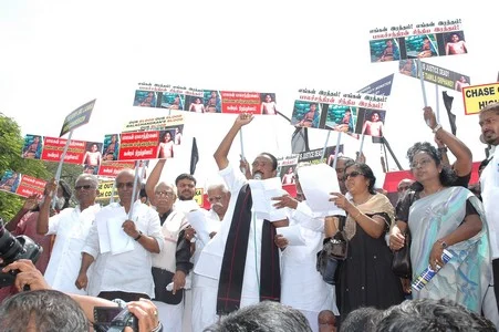இலங்கை தூதரகத்தை முற்றுகையிட்ட வைகோ, பழ.நெடுமாறன் கைது ( படங்கள் )