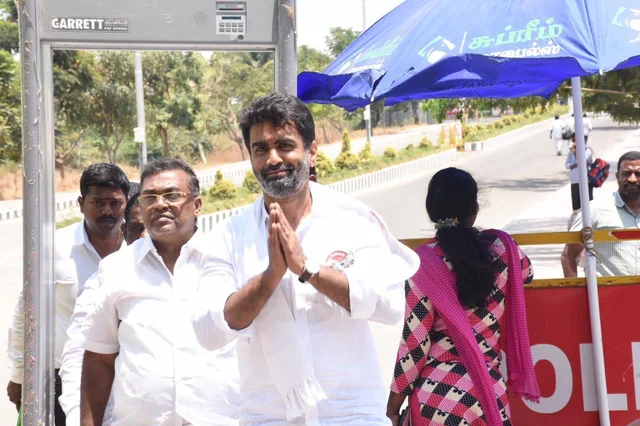 `சட்டையைக் கழற்றச் சொன்ன அதிகாரிகள்' - திருப்பூரில் மக்கள் நீதி மய்யம் வேட்பாளருக்கு ஏற்பட்ட சோதனை