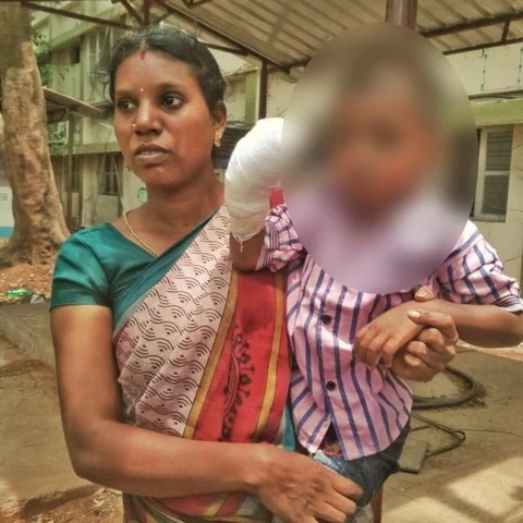 ``ஊசிகூட போடாமல் என் மகனின் விரல்களை வெட்டினார்கள்!” - பரிதவிக்கும் பஞ்சாலை தொழிலாளி தம்பதி