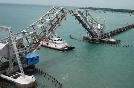 ஒரே நாளில் பாம்பன் பாலத்தை கடந்த 7 கப்பல்கள்: சுற்றுலா பயணிகள் பரவசம்!