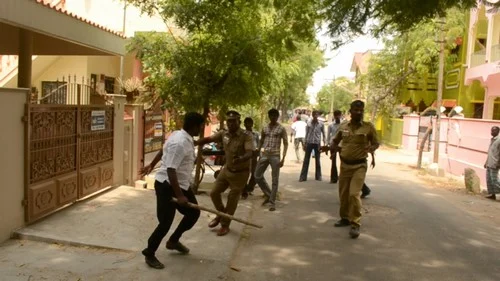 மாணவர்கள் மீது காங்கிரசார் மீண்டும் சரமாரி தாக்குதல் (படங்கள்)