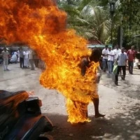 தீக்குளித்த பிக்குவின் காட்சியை வீடியோவில் எடுத்த செய்தியாளர் கைது