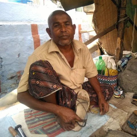 `மனைவி சொன்னதால 33 வருஷமா செருப்பு தைக்கிறேன்!' - நெகிழும் கந்தசாமி
