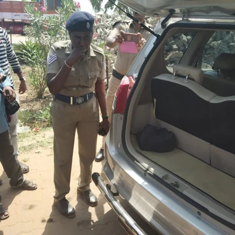 `அ.தி.மு.க காரில் கட்டுக்கட்டாகப் பணம்!'- தேர்தல் சோதனையில் அதிர்ந்த திருவாரூர் போலீஸ்