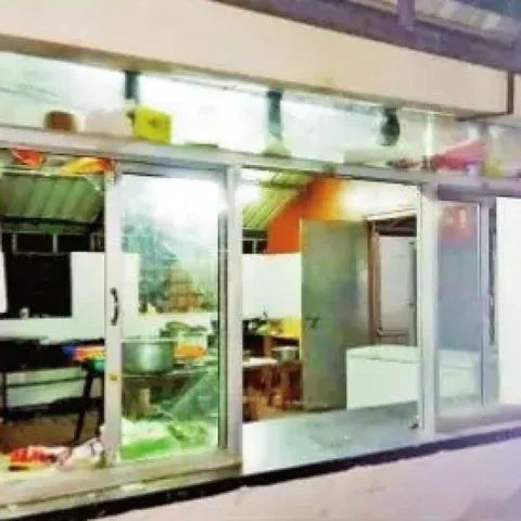 `ஆம்லேட்டில் உப்பு இல்லை!' - புதுச்சேரி கேன்டீன் மீது நாட்டு வெடிகுண்டுகள் வீச்சு
