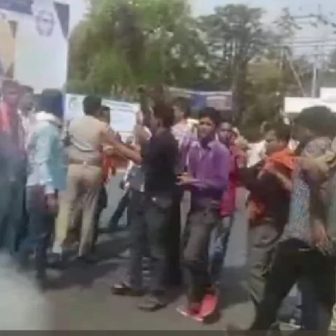 ஜின்னா புகைப்படம் விவகாரம்... பற்றி எரியும் அலிகார் பல்கலைக் கழகம்... போலீஸ் தடியடி !