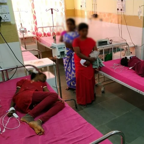 மாணவன் எழுதிய வார்த்தையால் உயிரை மாய்க்க முயன்ற 5 மாணவிகள் !