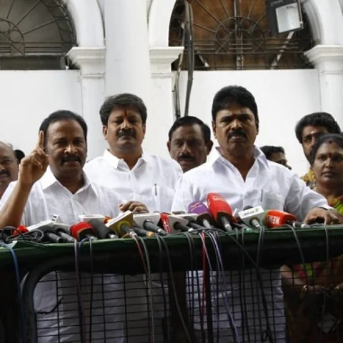 `ராதாகிருஷ்ணனை இயக்குவது யார்?'- தலைமைச் செயலகத்தில் ஒன்றுகூடிய அ.தி.மு.க எம்பிக்கள்