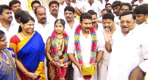 அழகிரி- கனிமொழி திடீர் சந்திப்பு! பின்னணி என்ன?