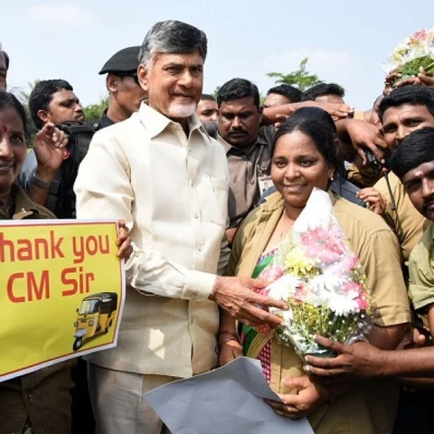 காக்கிச் சட்டை அணிந்து ஆட்டோ ஓட்டிய ஆந்திர முதல்வர் -கொண்டாட்டத்தில் ஓட்டுநர்கள்!