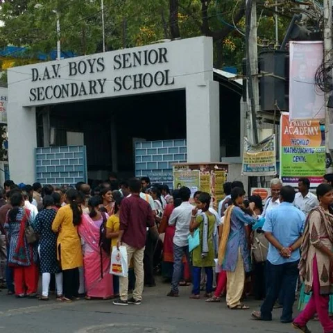 சட்டையை கிழித்துக்கொண்டு நீட் தேர்வு எழுத சென்ற மாணவர்கள்...!