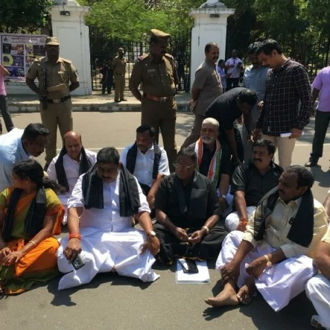 ஆளுநர் மாளிகை முன் தரையில் அமர்ந்த முதல்வர்! - புதுச்சேரியை திரும்பிப் பார்க்க வைத்த நாராயணசாமி