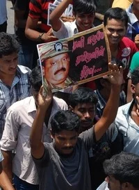 10வது நாளாக பற்றி எரியும் தமிழகம்! (படங்கள்)