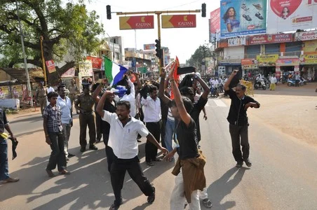 சிதம்பரத்துக்கு கருப்புக்கொடி காட்ட முயன்ற நாம் தமிழர் கட்சியினர் கைது (படம் )