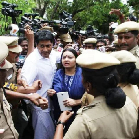 'என் மனைவி தீபா உயிர் பற்றி தமிழக அரசுக்கு அக்கறையில்லையா?' - கொதிகொதிக்கும் மாதவன் #VikatanExclusive