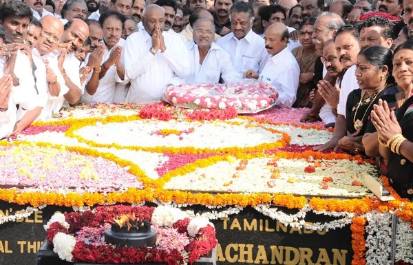 எம்.ஜி.ஆர். நினைவு நாள்: ஜெயலலிதா, முதல்வர் ஓபிஎஸ் அஞ்சலி!