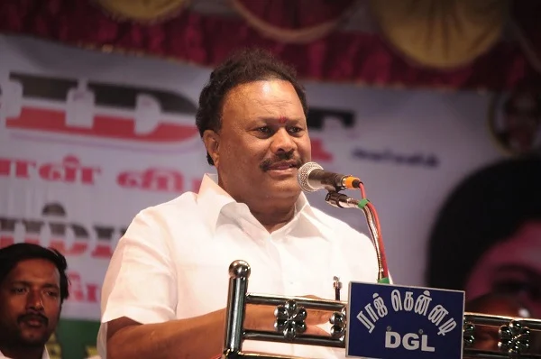 ’சசிகலா குடும்பம் கூறச்சொன்னதைதான் வெளியே சொன்னோம்!’ - மீண்டும் சர்ச்சையை கிளப்பும் அமைச்சர்