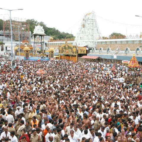 `திருப்பதி கும்பாபிஷேகத்தின்போது 15,000 பக்தர்களுக்கு அனுமதி!’ - தேவஸ்தானம் இறங்கி வந்த பின்னணி