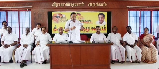 'வீரபாண்டியாரை இருட்டடிப்பு செய்கிறார்கள்!'