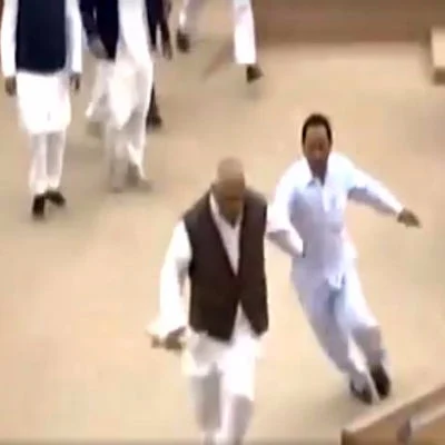 செங்கோலை தூக்கிக் கொண்டு ஓடிய எம்.எல்.ஏ