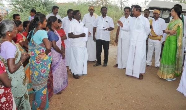 `குடிநீருக்கே திண்டாட்டமா இருக்கு’ - காலிகுடங்களுடன் தம்பிதுரையின் காரை முற்றுகையிட்ட பொதுமக்கள்