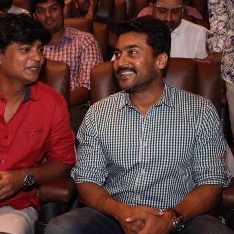 ``விஜய்யும் நம்மை மாதிரி எதையும் வெளிக்காட்ட மாட்டாப்ல போல!" - சூர்யா