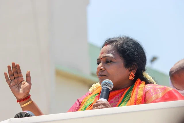 " அந்தப் பையனோட அம்மா அப்படியே கண்ணீரோட என்னைக் கட்டிப் பிடிச்சுக்கிட்டாங்க" - நெகிழும் தமிழிசை!
