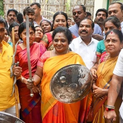 வலது கையில் வாள்... இடது கையில் கேடயம்..! - மான் கொம்பை சுழற்றி அசத்திய தமிழிசை