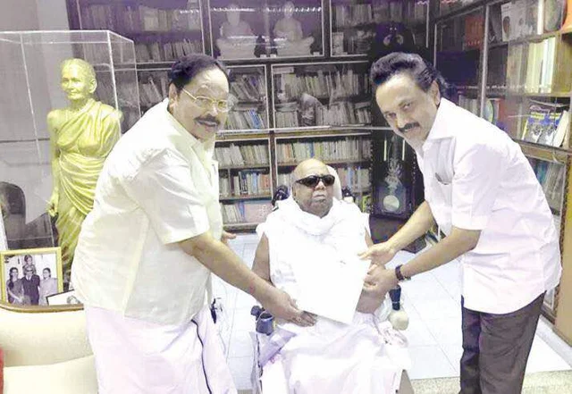 வைர விழா அழைப்பிதழ்: கருணாநிதியிடம் நேரில் வழங்கிய ஸ்டாலின்