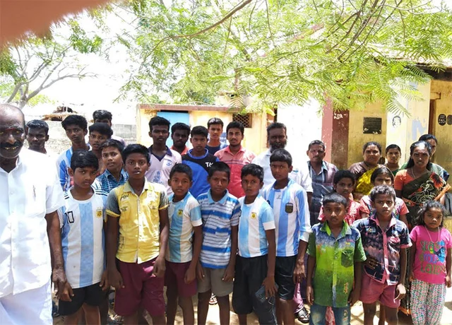 ஆபத்தில் அரசு பள்ளிக் கட்டடம்! இ-சேவை மையத்தில் வகுப்புகள் நடக்கும் அவலம்!