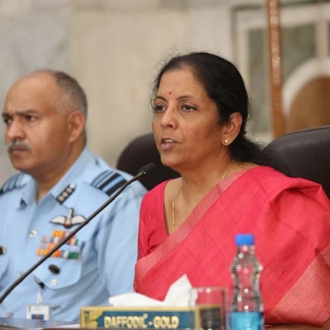 “நாடாளுமன்றத்தில் பொய் பேசிய நிர்மலா சீதாராமன் பதவி விலக வேண்டும்!”- ராகுல் காந்தி ஆவேசம்