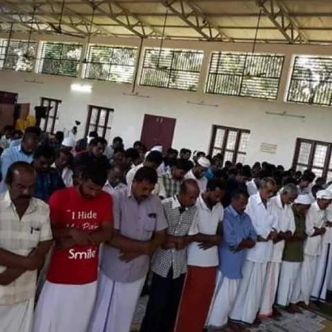 கோயில் வளாகத்தில் இஸ்லாமியர்கள் தொழுகை! - பக்ரீத் அன்று கேரளாவில் நடந்த மனிதநேயம்